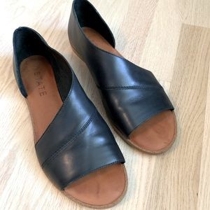 1 State Celvin Black Sandal